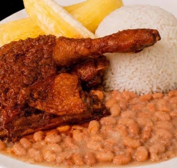 Pato en ají con arroz blanco, frejoles y yuca