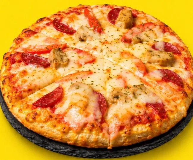 Pizza con salame, champiñones y queso gratinado